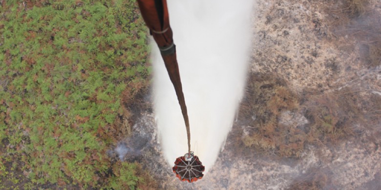 Water-Bombing-dari-Helikopter.jpg