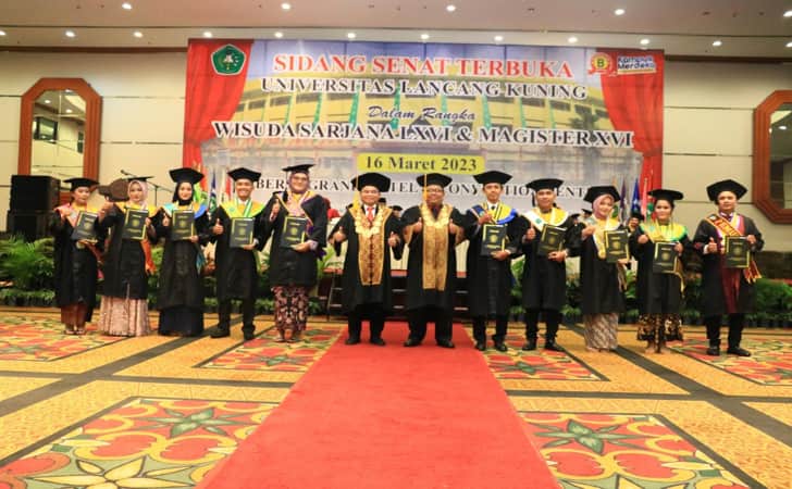 Wisuda-di-Unilak.jpg