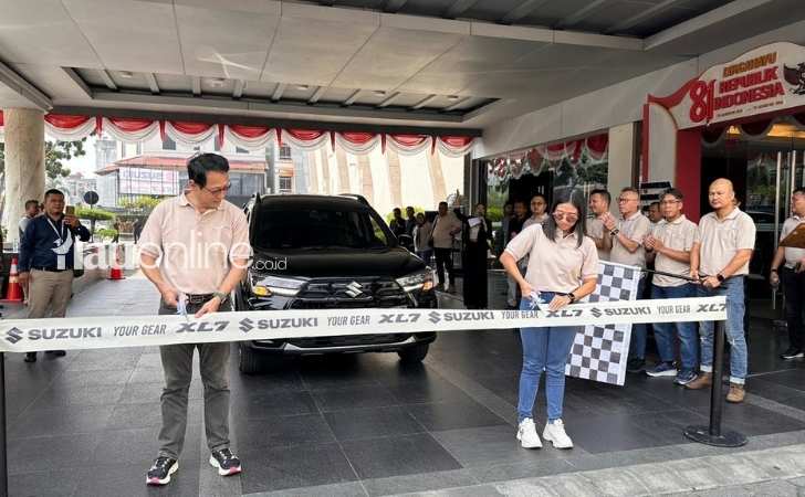 XL7-Terbaru-Mulai-Menaklukkan-Riau-10-Konsumen-Pertama-Bawa-Pulang-SUV-Suzuki.jpg