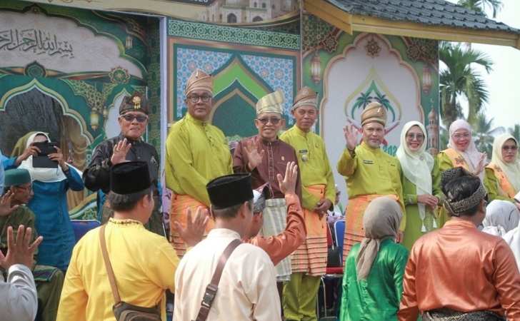 Yusuf-Said-Hadiri-Pawai-Taaruf-dan-Pembukaan-Bazar-MTQ-ke-41-Kecamatan-Enok.jpg