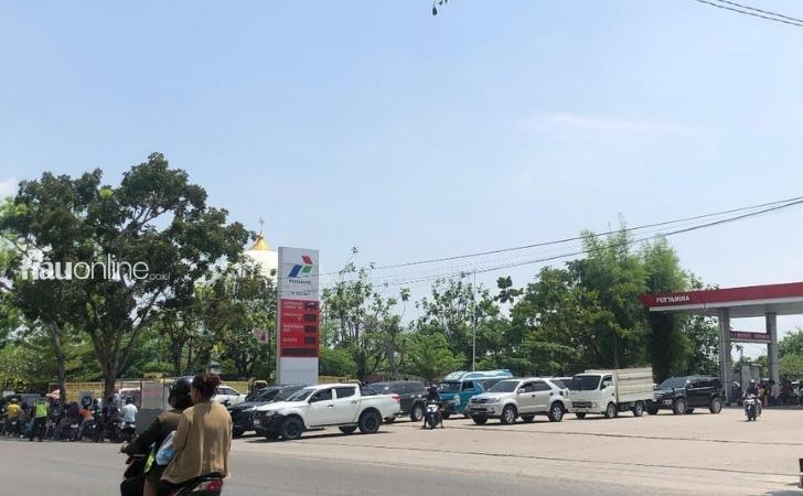 antrean-kendaraan-di-spbu-pekanbaru.jpg