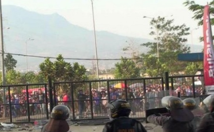 aparat-kepolisian-saat-mengamankan-laga-Persib-kontra-Persija.jpg