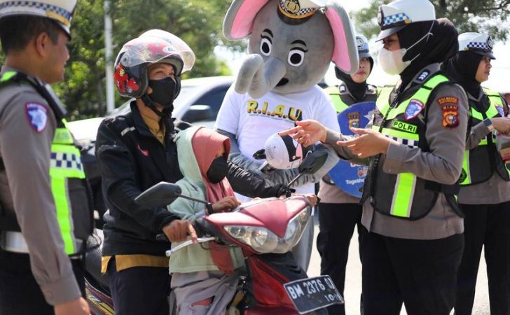 badut-gajah-patroli-di-pekanbaru.jpg