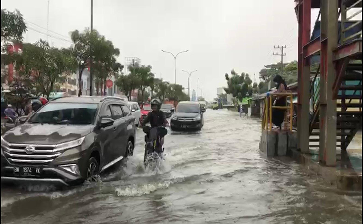 banjir-di-Jalan-HR-Soebrantas.jpg