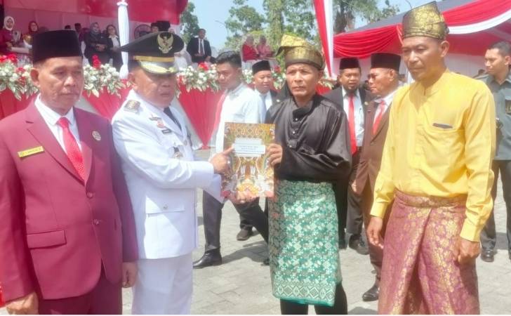 bupati-asmar-meranti-serahkan-sk-mha.jpg