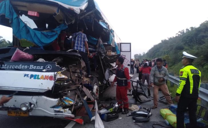 bus-pelangi-tabrak-truk-tronton.jpg