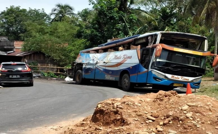 bus-vs-truk.jpg