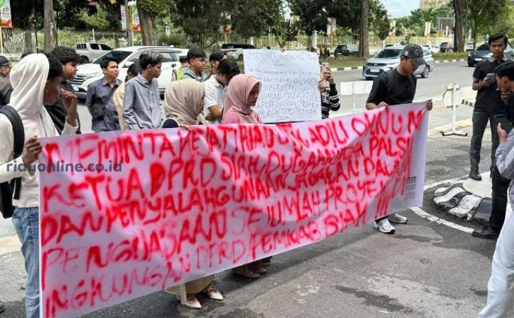 demo-Mahasiswa-di-kejati-riau4.jpg