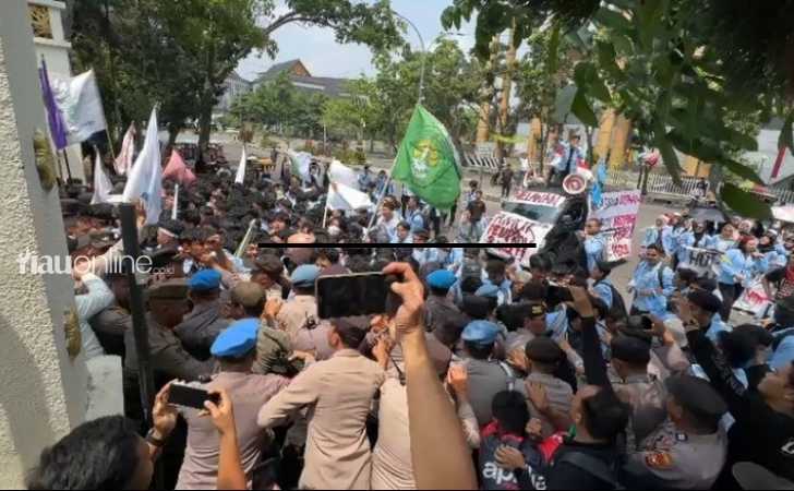 demo-mahasiswa-unri-di-gubernuran.jpg
