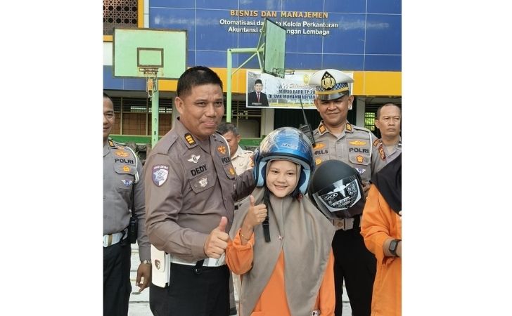 ditlantas-polda-bagi-helm2.jpg