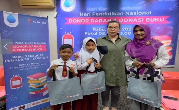 donor-buku-xl-axiata.jpg