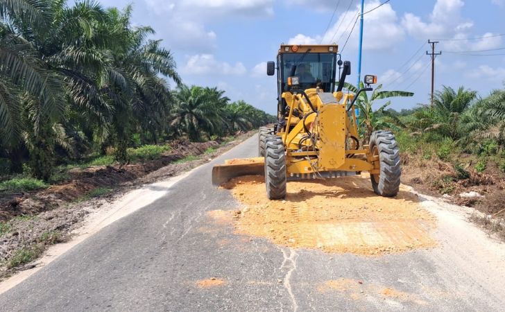 emp-perbaiki-jalan-rusak-di-pelalawan.jpg