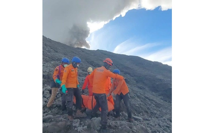 evakuasi-korban-erupsi-gunung-marapi.jpg