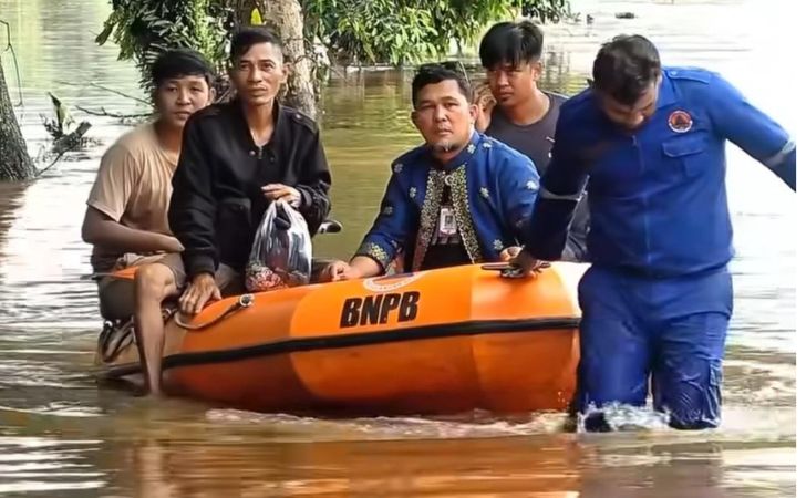 evakuasi-warga-terdampak-banjir-di-Pekanbaru.jpg