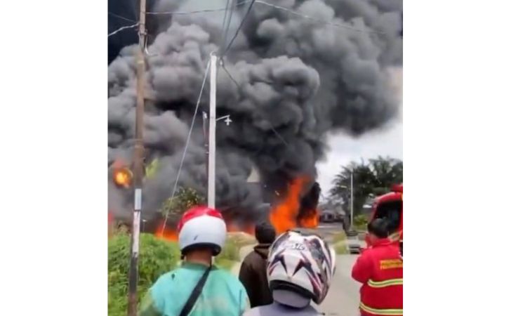 gudang-solar-terbakar3.jpg