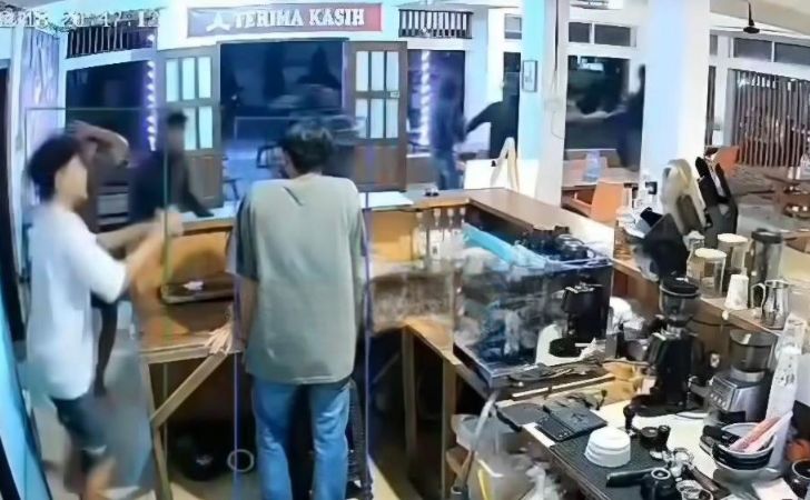 kafe-diserang-geng-motor.jpg