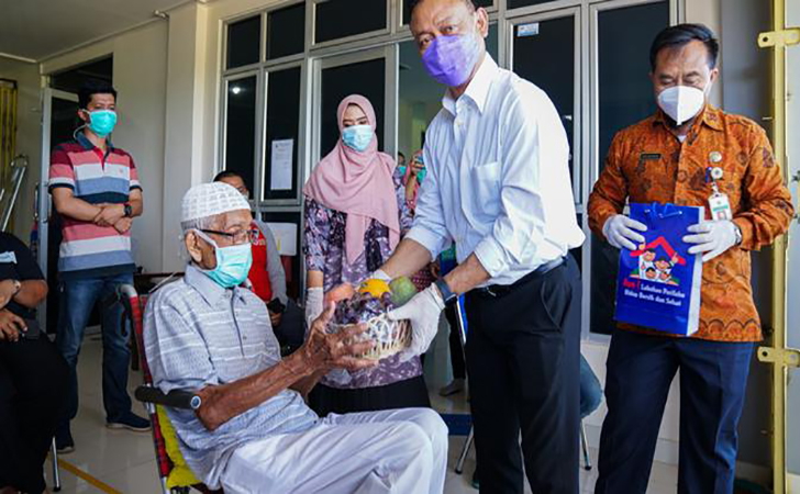 kakek-sembuh-dari-corona.jpg