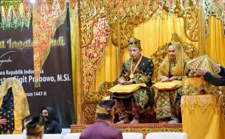 kapolri-terima-elar-adat-lam-riau.jpg