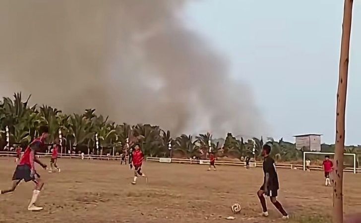 karhutla-dekat-lapangan-bola.jpg