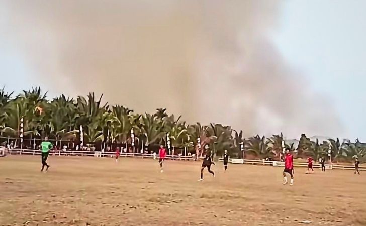 karhutla-dekat-lapangan-sepak-bola.jpg