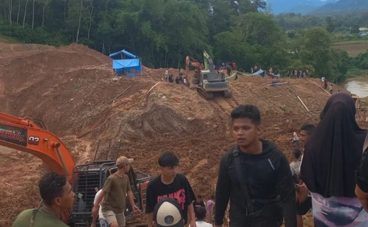 lokasi-longsor-di-tambang-sijunjuang.jpg