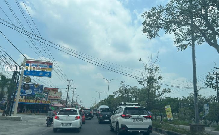 macet-di-simpang-panam.jpg