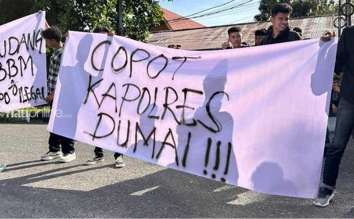 massa-aksi-di-polda-riau-soal-mafia-bbm.jpg