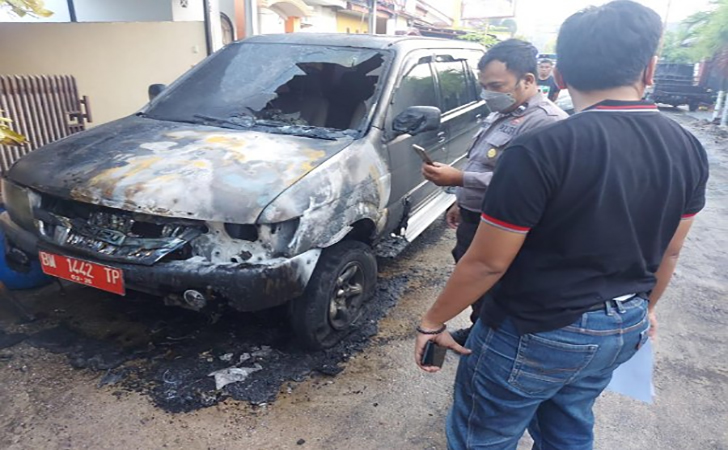 mobil-dinas-lapar-dibakar.jpg