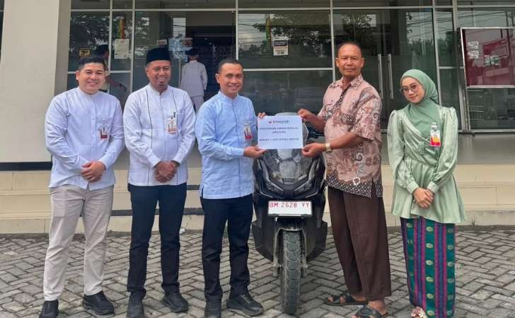 nasabah-brk-menerima-hadiah.jpg