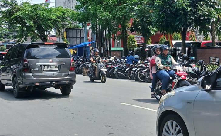 parkir-liar-di-depan-rs-awal-bros-a-yani.jpg