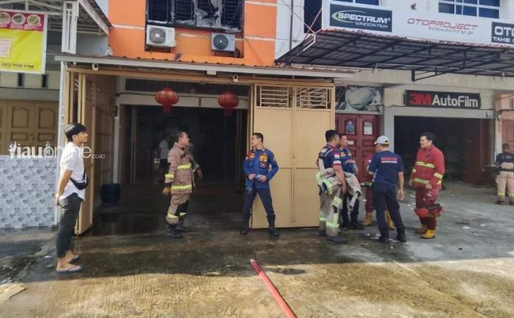 pemadaman-ruko-terbakar-di-nangka2.jpg