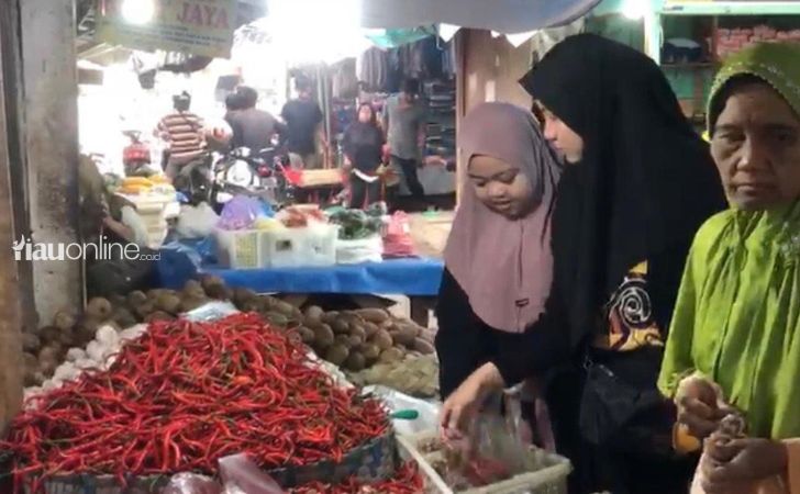 pembeli-cabai-di-pasar-cik-puan.jpg