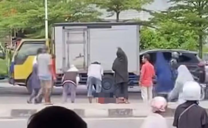 pemotor-jatuh-dari-flyover.jpg