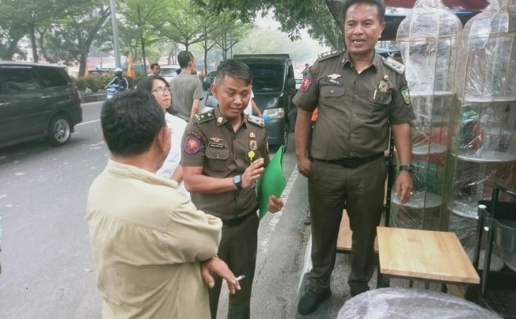 peneterbitan-lapak-di-trotoar.jpg