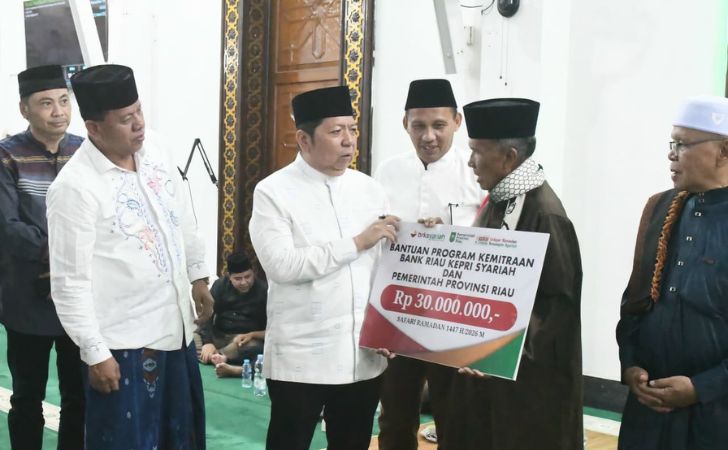 penyerahan-bantuan-brk-di-kuansing.jpg