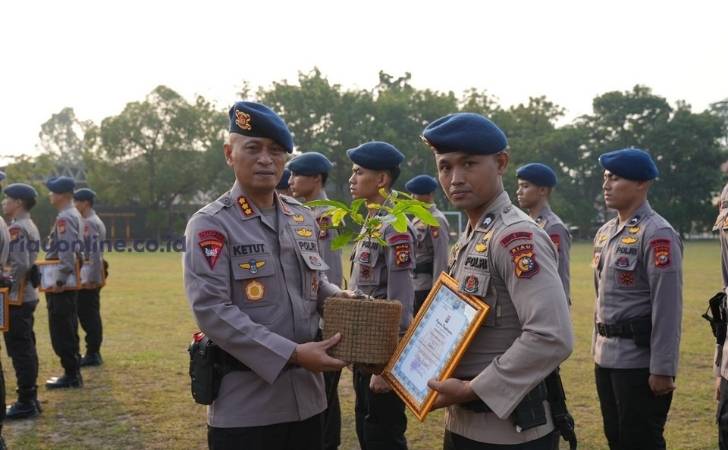 personel-brimob-raih-penghargaan.jpg