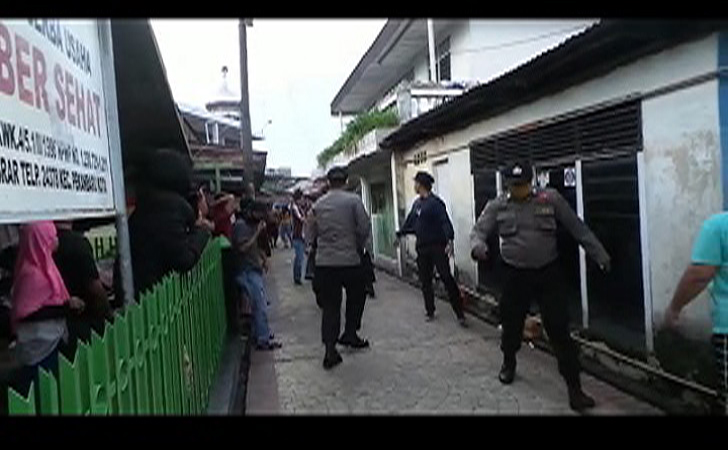 polisi-dihadang.jpg