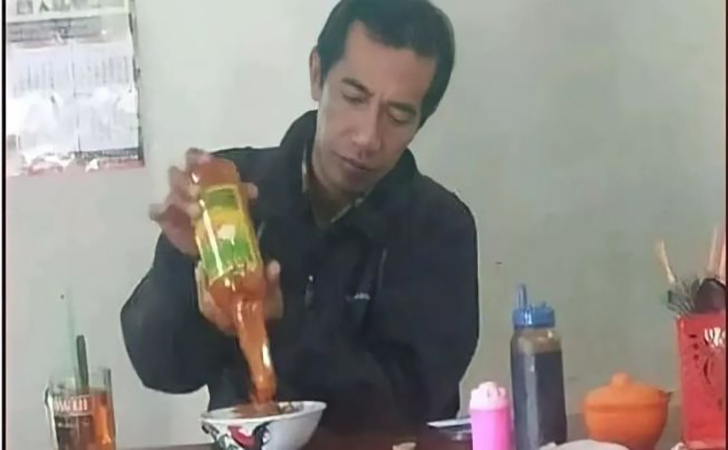 pria-mirip-jokowi-makan-mie-ayam.jpg