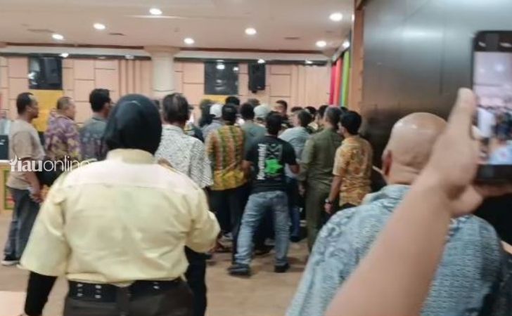 rapat-dprd-ricuh.jpg