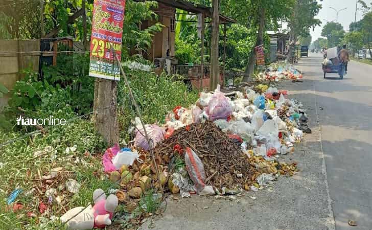 sampah-di-jalan-soekarno-hatta1.jpg