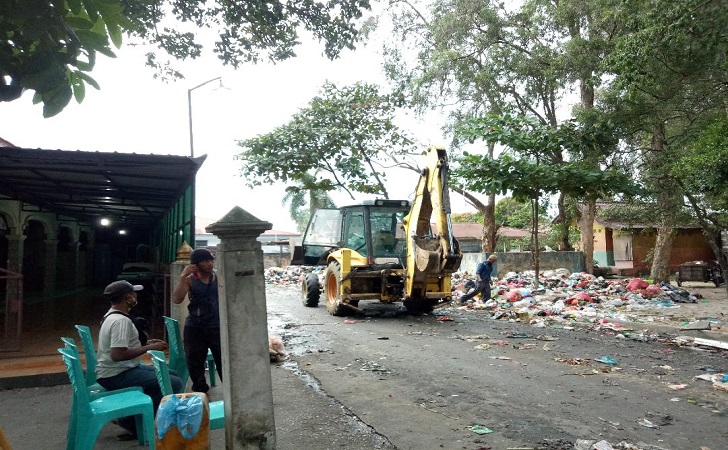 sampah-samping-masjid.jpg