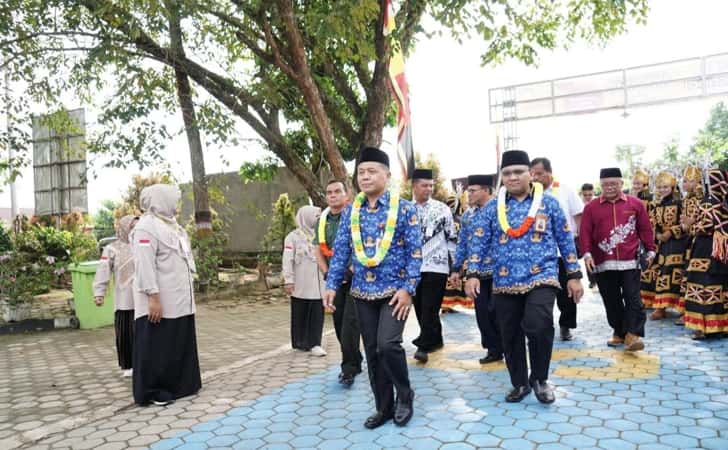 sekda-kuansing-hadiri-job-fair.jpg