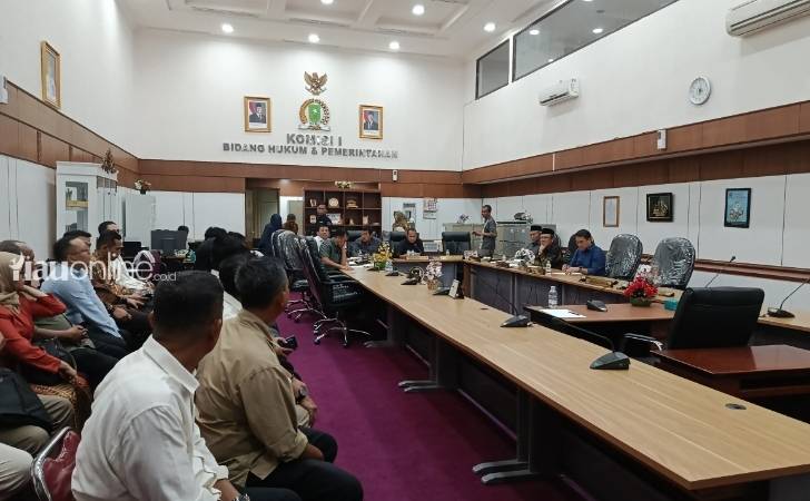 sidang-pleno-dprd-riau.jpg