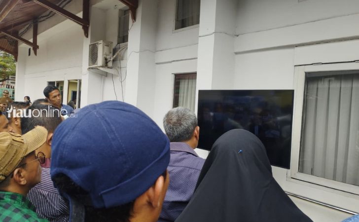 simpatisan-abdul-wahid-di-luar-pn.jpg