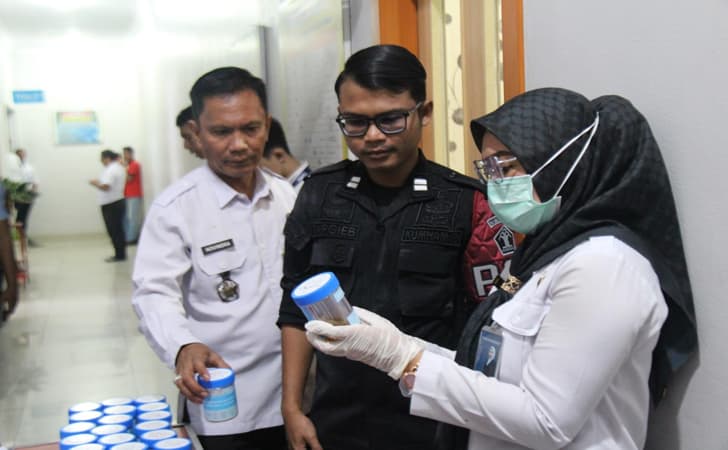 tes-urine-di-lapas-pekanbaru.jpg