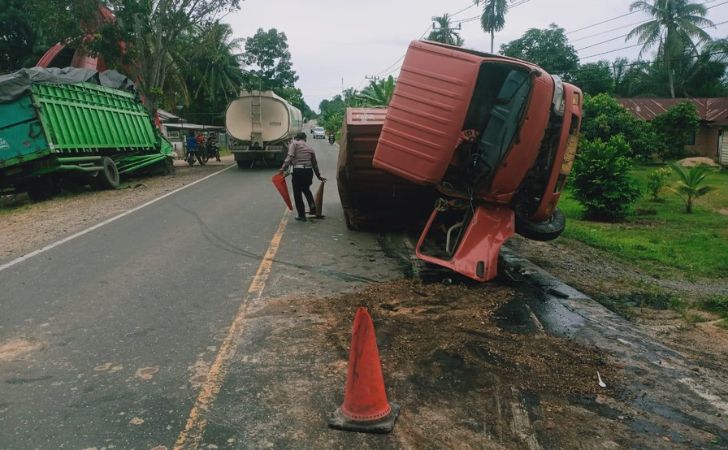 truk-tabrakan-di-pelalawan.jpg