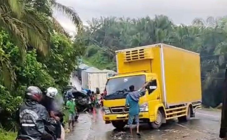 truk-terbalik-di-jalintim-pelalawan.jpg