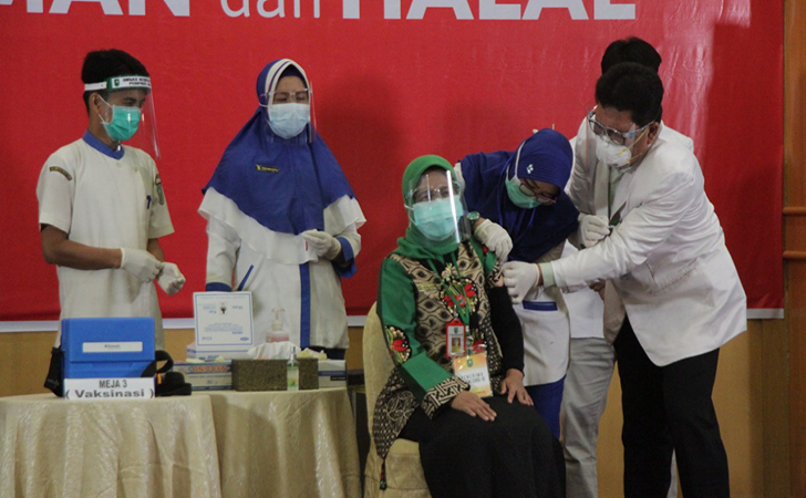 vaksinasi-perdana-di-Riau4.jpg