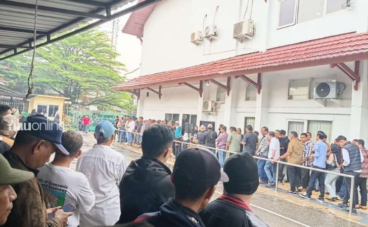 warga-padati-pn-pekanbaru.jpg