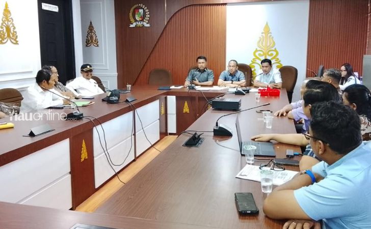 warga-sidomulyo-di-dprd-pekanbaru.jpg